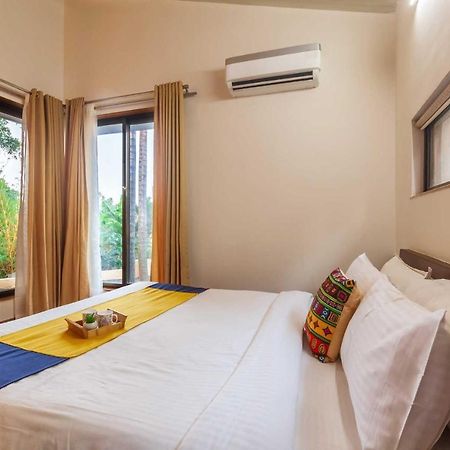 Stayvista'S Green Grove - A Modern Mountain-View Retreat With Lush Lawn 特里姆巴克 外观 照片
