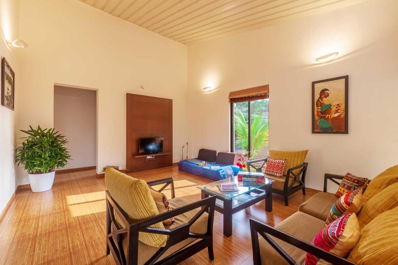 Stayvista'S Green Grove - A Modern Mountain-View Retreat With Lush Lawn 特里姆巴克 外观 照片