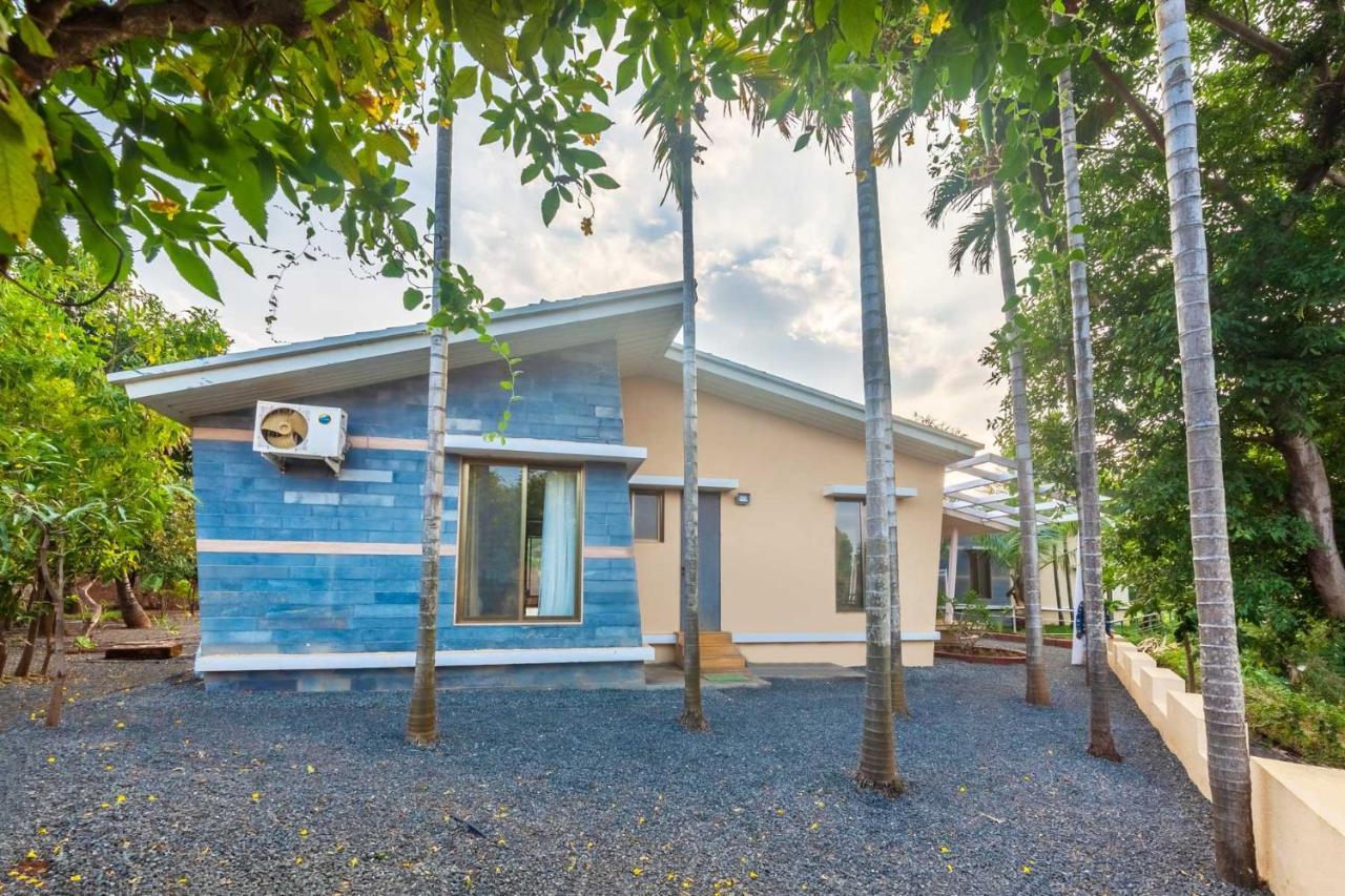 Stayvista'S Green Grove - A Modern Mountain-View Retreat With Lush Lawn 特里姆巴克 外观 照片